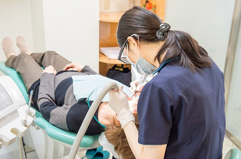 治療内容をご説明し、治療前の患者様の歯の色を確認します。その後、ホワイトニング効果を高めるために、歯の表面をクリーニングします。